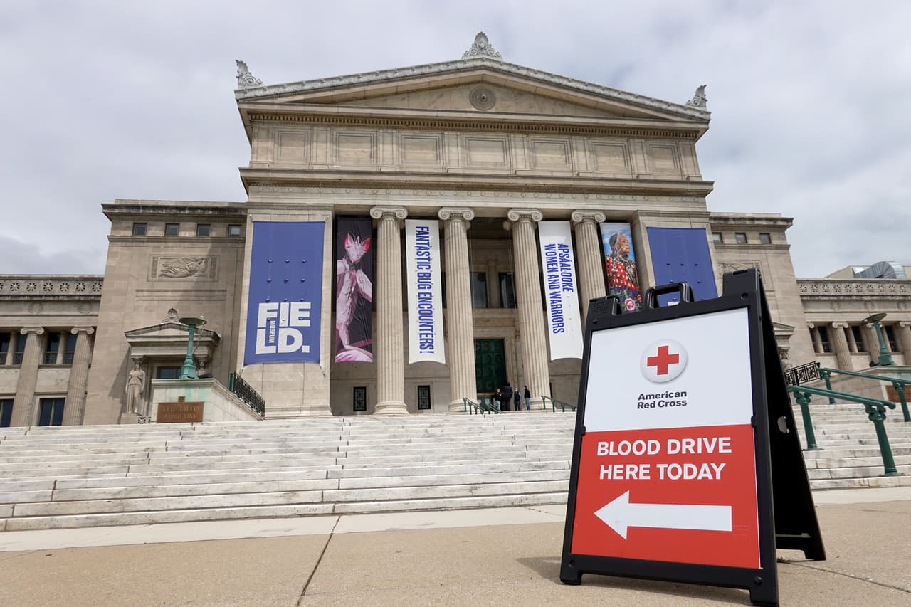 El 
<b>Museo Field de Historia Natural</b> de Chicago albergó el lunes una campaña de donación de sangre de la Cruz Roja Americana. Desde mediados de marzo, el museo permanece cerrado para reducir la propagación de Covid-19, la enfermedad que produce el nuevio coronavirus.