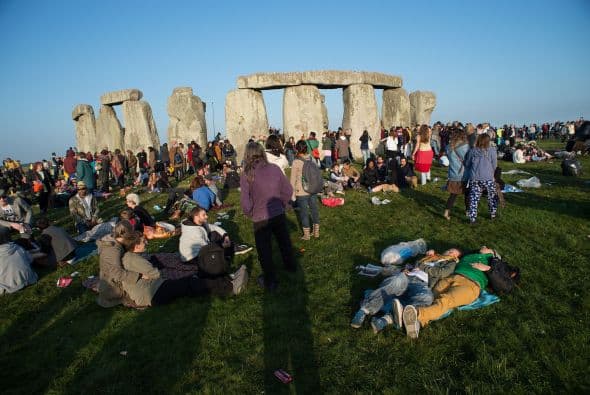 English Heritage, el organismo que gestiona este monumento, anunció que más de 36 mil personas se congregaron al amanecer en la llanura de Salisbury, a unas 80 millas (130 kilómetros) al suroeste de Londres.