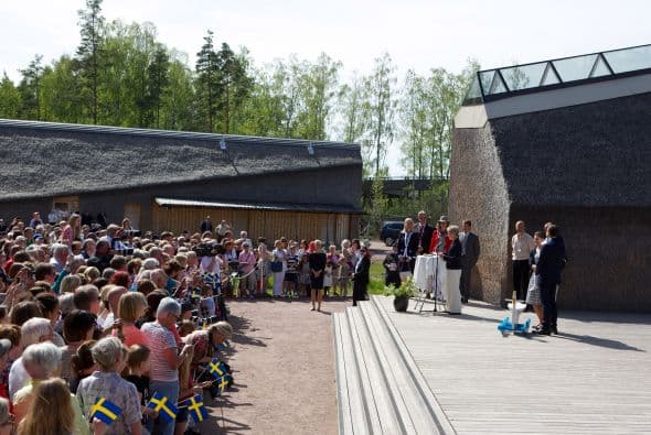 Gracias a su encanto natural y su simpatía.