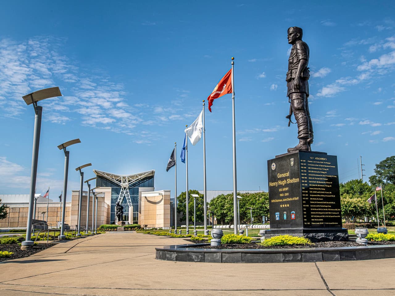 El museo conserva las extraordinarias hazañas realizadas por las Fuerzas Aerotransportadas y de Operaciones Especiales del Ejército de los Estados Unidos, todos los cuales saltan del cielo a la batalla.
