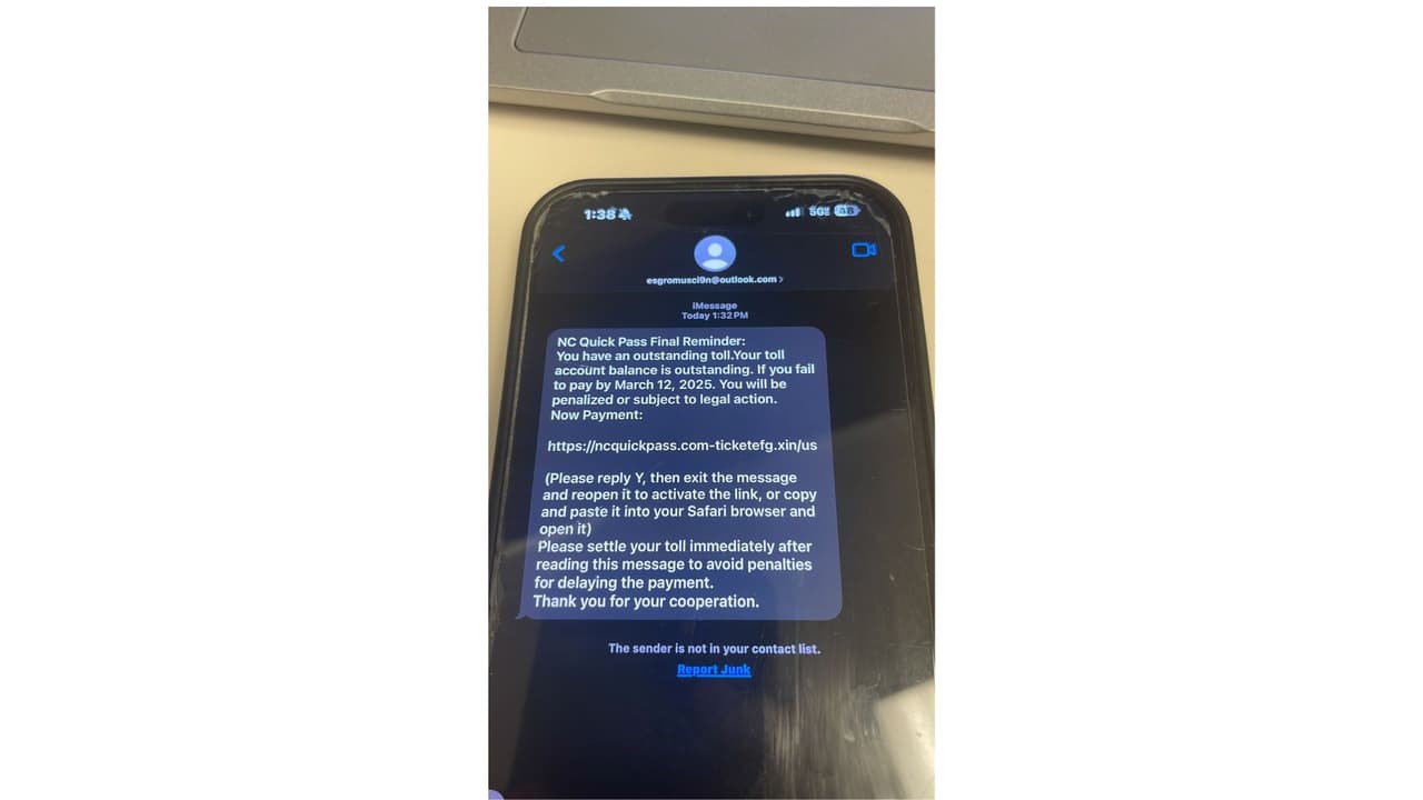 <h2 class="cms-H2-H2">2. <b>El FBI ha pedido nunca dar clic en el enlace y mucho menos poner tu información bancaria </b></h2>
<br>
<br>El FBI y la Comisión Federal de Comercio emitieron consejos sobre la estafa de los mensajes de texto de peaje: 
<br>
<br>📌 Nunca debe hacer clic en los enlaces incluidos en el mensaje de texto, ya que los estafadores pueden instalar malware en su teléfono. 
<br>
<br>📌 Si proporciona información de pago, los delincuentes pueden cobrar su tarjeta de crédito o débito. 
<br>
<br>📌Siempre revise su cuenta por su cuenta y nunca haga clic en enlaces que le envíen por mensaje de texto o correo electrónico.
<br>