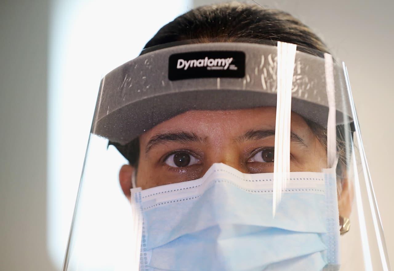 La compañía está aumentando la producción para fabricar aproximadamente 100.000 máscaras por semana.