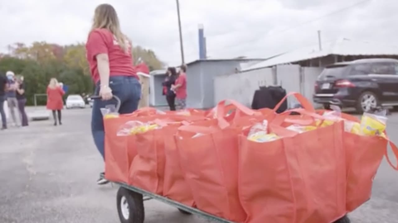 Los asistentes recibirán también cuatro comidas calientitas por automóvil conforme vayan llegando.