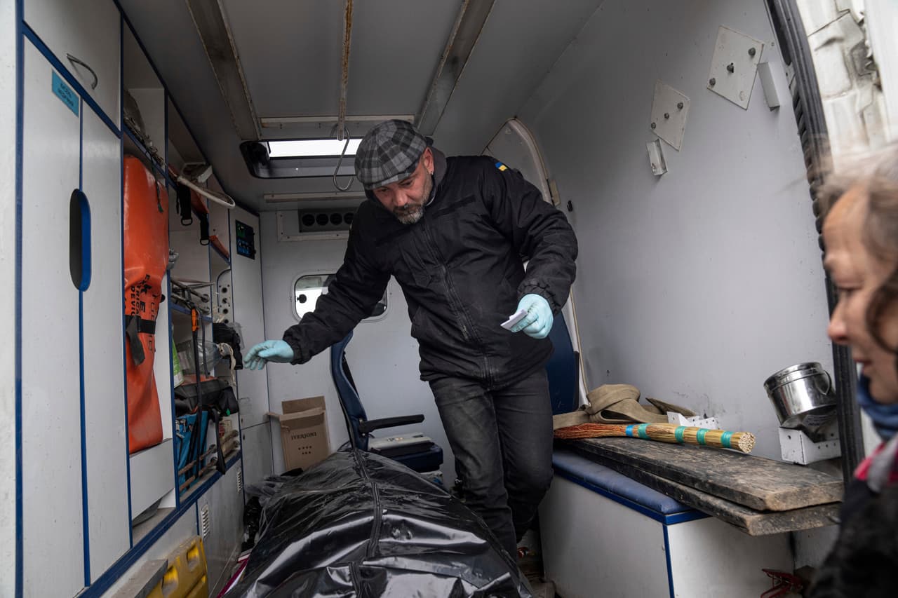 Vlad Minchenko sale del vehículo que transportaba el cadáver de Stanislav Berestnev, quien murió durante la ocupación rusa y fue enterrado en el cementerio de Bucha, Ucrania, el pasado 19 de abril de 2022.