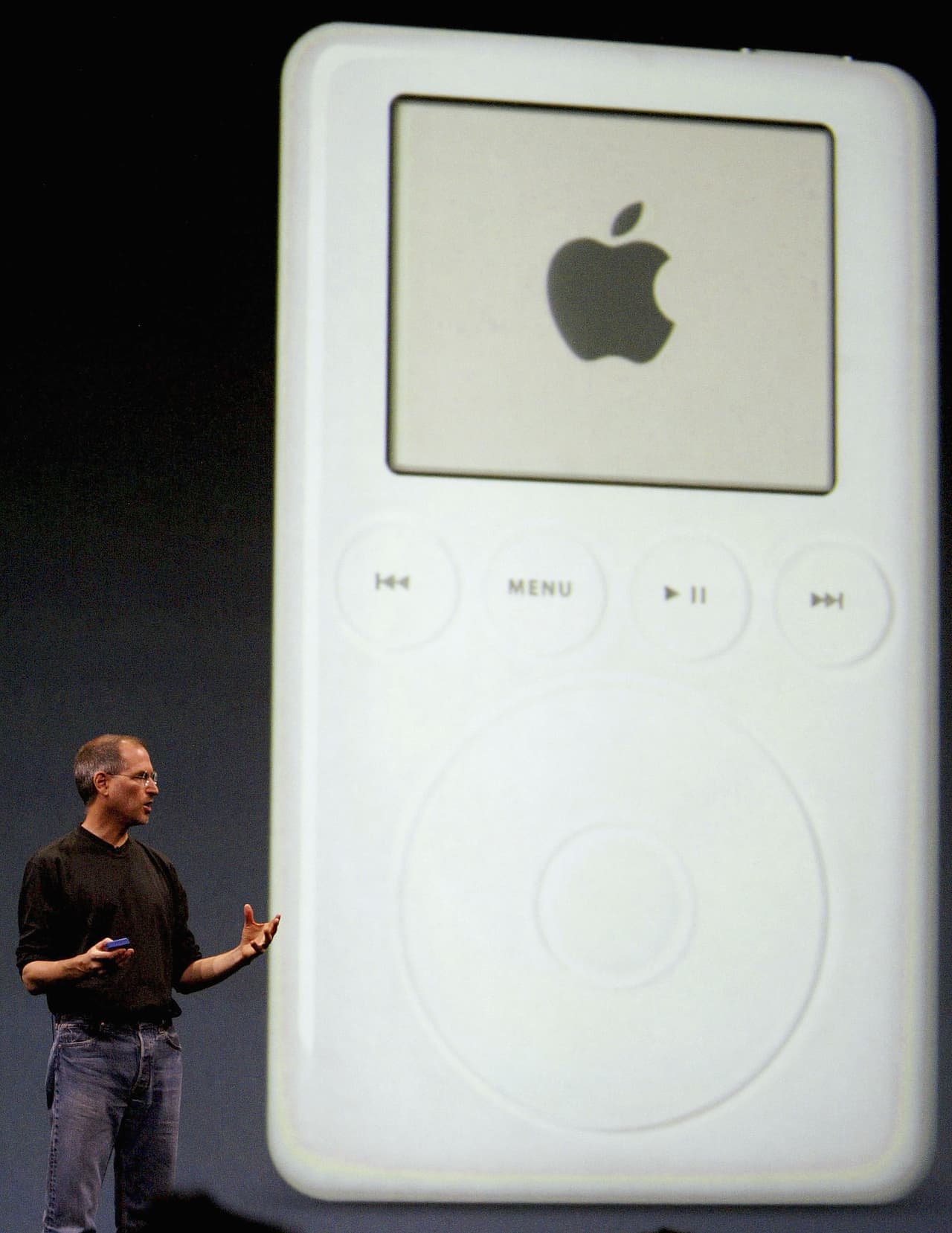 Luego, en 2001, vendría el IPod. Sería más que una máquina mp3: fue el primer vistazo a un nuevo tipo de dispositivo capaz de almacenar cantidades imposibles de datos en un bolsillo.