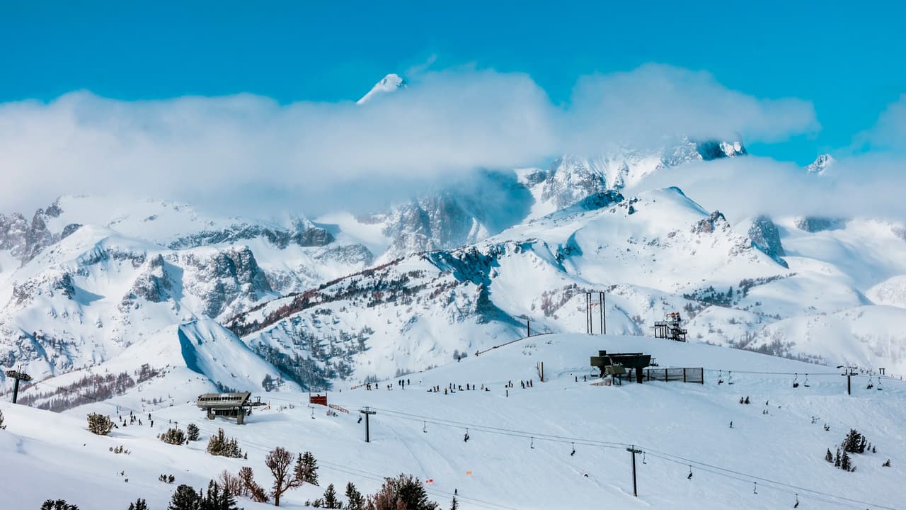 Avalancha en Mammoth Mountain deja dos patrulleros atrapados: uno resultó gravemente herido