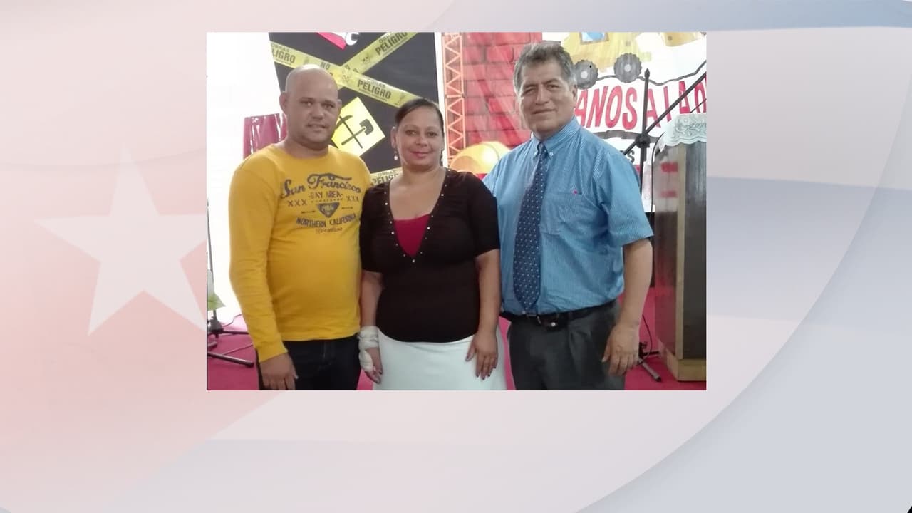 Los familiares del cubano Roylan Hernández, quien murió en un centro de detención de ICE en Lousiana, intentan despedirlo en medio de su dolor en Cuba.
<br>