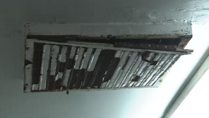 Esta rejilla oxidada es otra muestra, según los afectados, que no hay mantenimiento que justifique el aumento. Pero la abogada Thompson explica que la 
<a href="https://www.univision.com/local/san-francisco-kdtv/en-fotos-las-razones-por-la-que-puedes-ser-desalojado-con-causa-justa-bajo-la-ab-1482-en-california-fotos">ley de control de renta</a> también tiene sus restricciones, excepciones y limitaciones. 
<b>La única solución sería que la ciudad o el condado aprobaran alguna ordenanza que los protegiera, comenta la profesional.</b>