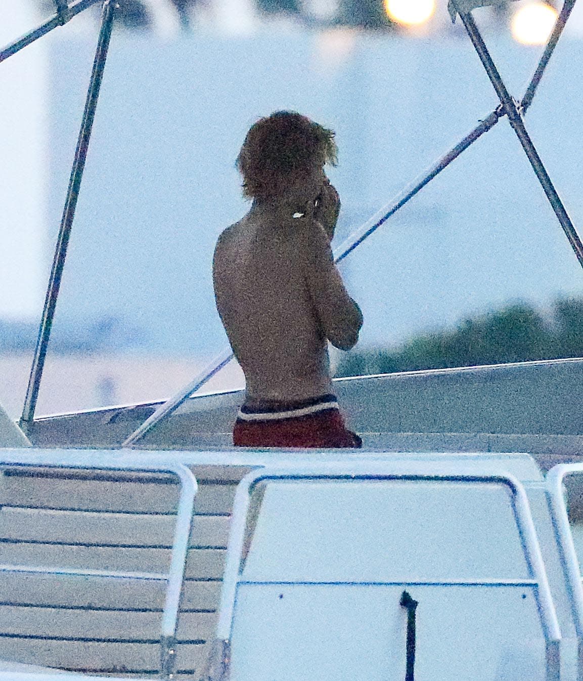 Selena Gómez no fue la única que se dio una escapada al mar en medio de la tormenta de una nueva separación con el cantante Justin Bieber.