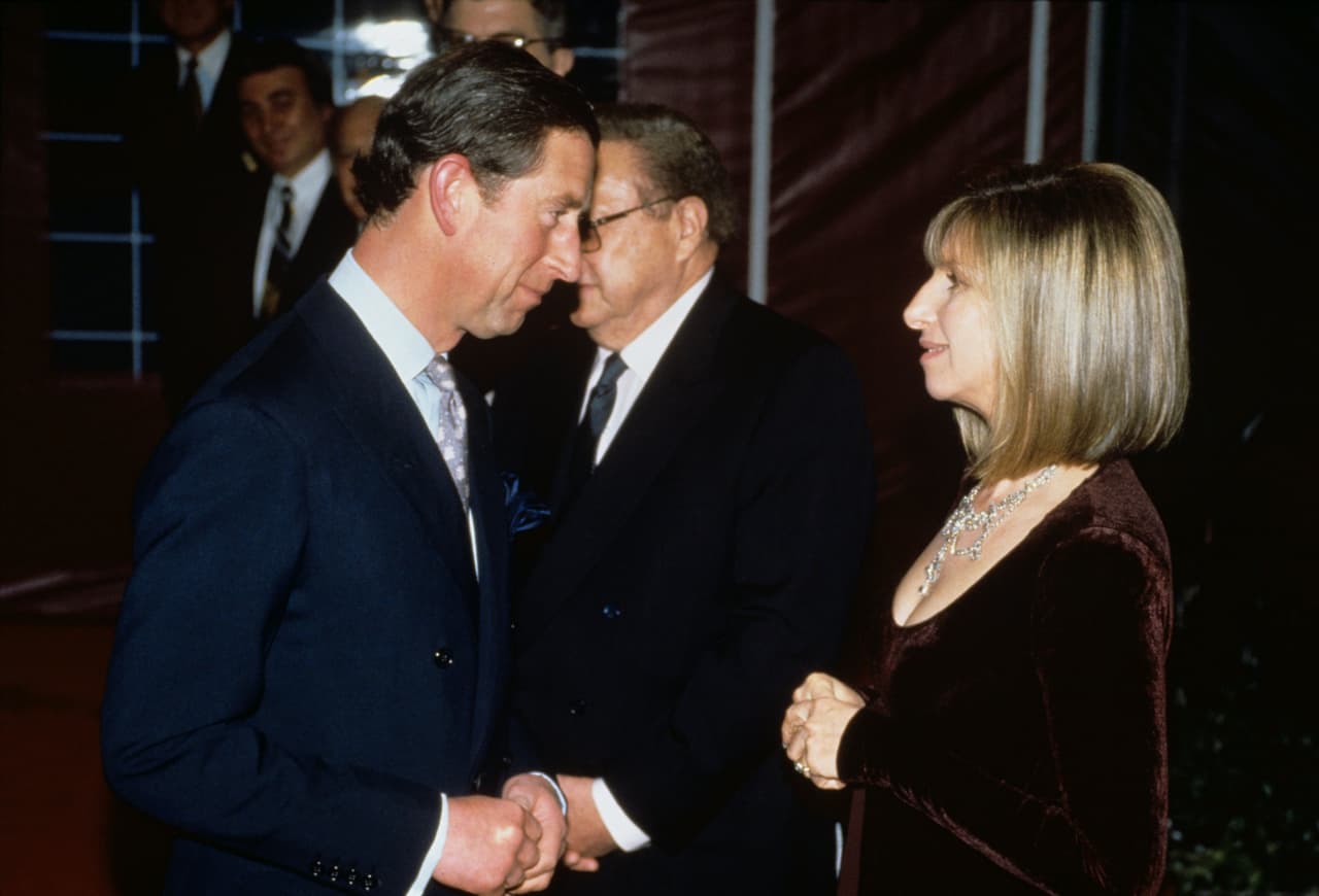 "Siempre
<b><a href="https://www.thetimes.co.uk/article/the-way-we-were-prince-charles-reveals-memories-of-dazzling-barbra-streisand-bgh6jpbj3" target="_blank">he sido un gran admirador de la increíblemente</a></b> versátil actriz y cantante estadounidense Barbra Streisand", dijo el príncipe.
<br>