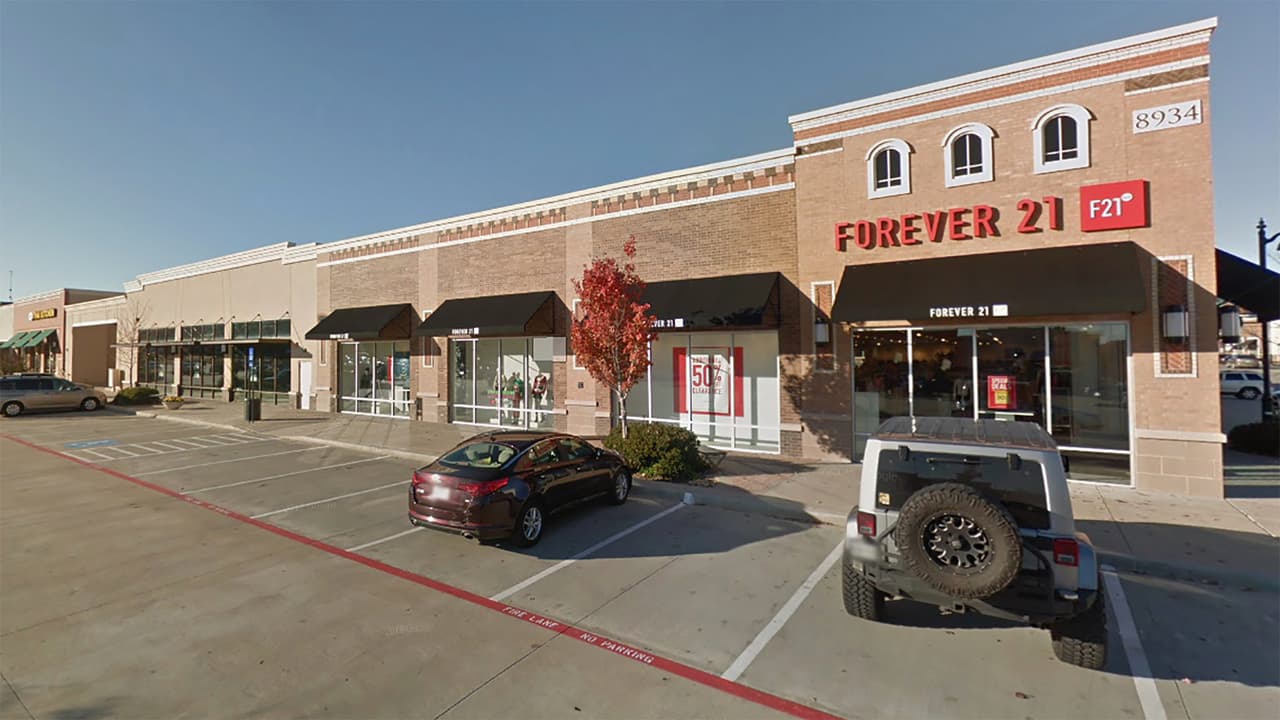 En la tienda del centro comercial Village at Cumberland Park en Tyler.
<b><a href="https://www.google.com/maps/place/8934+S+Broadway+Ave,+Tyler,+TX+75703/@32.2500795,-95.307485,17z/data=!3m1!4b1!4m5!3m4!1s0x8649ccac00d4f9c5:0x7ff341e23ff0a24f!8m2!3d32.250075!4d-95.3052963" target="_blank">8934 S. Broadway Ave., Tyler, TX, 75703 </a></b>
<br>