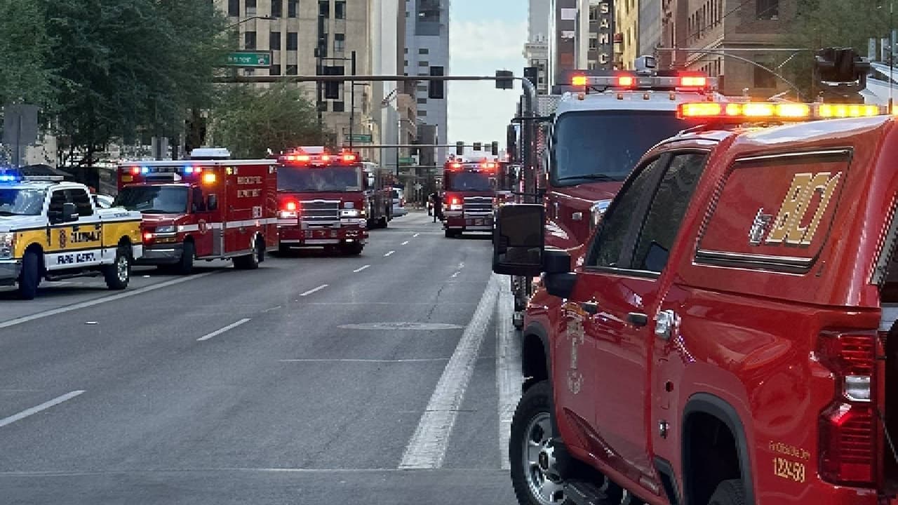 Se incendia piso 22 de un edificio en el centro de Phoenix, provocando evacuaciones