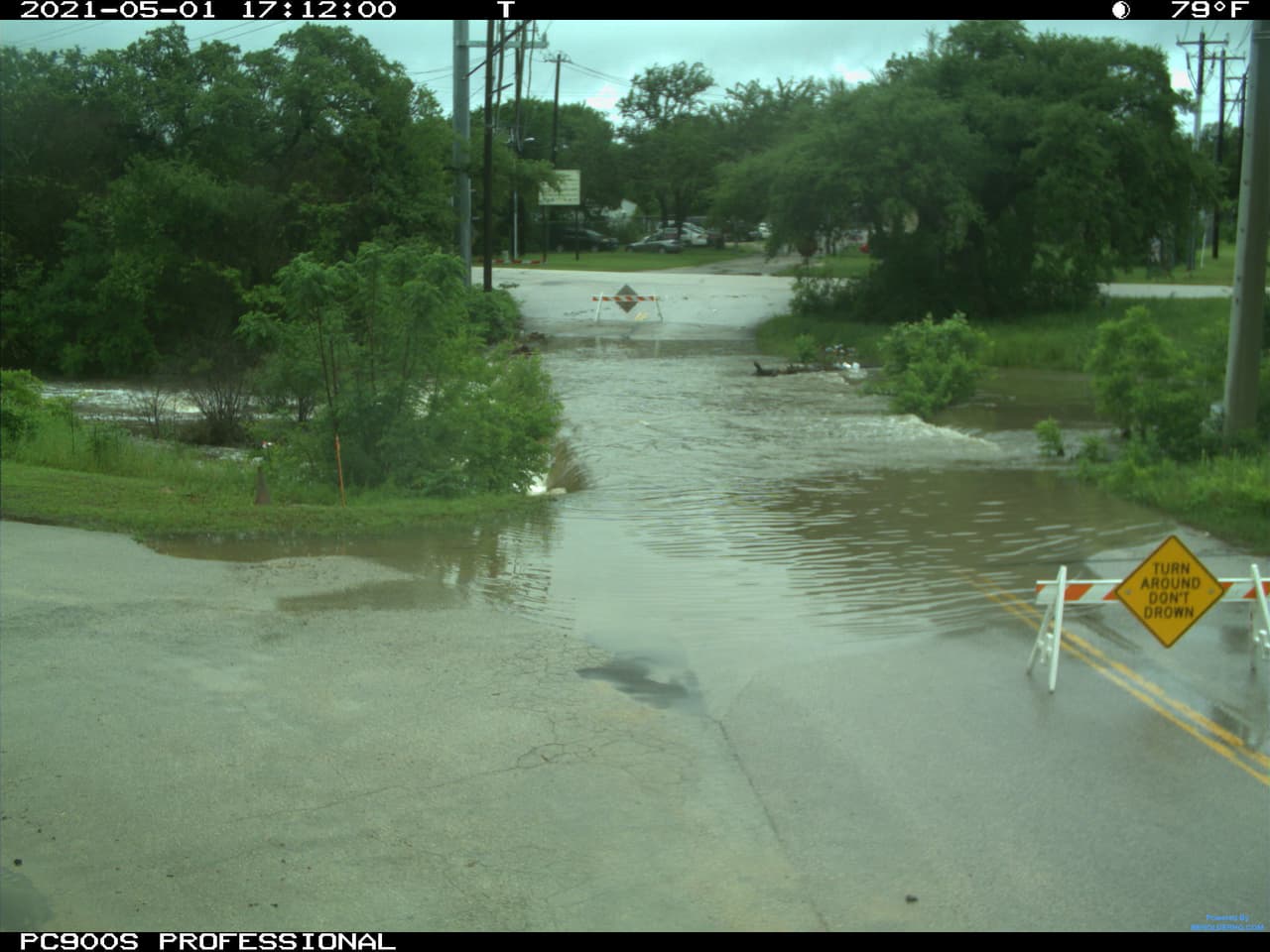 Carretera Joe Tanner at Williamson Creek
<br>
<br>“Nunca conduzca alrededor de las barreras que bloquean una carretera inundada. Es posible que la carretera se haya derrumbado bajo esa agua. Unas meras 6 pulgadas de agua de una inundación en rápido movimiento pueden derribar a un adulto”, dice la entidad.
