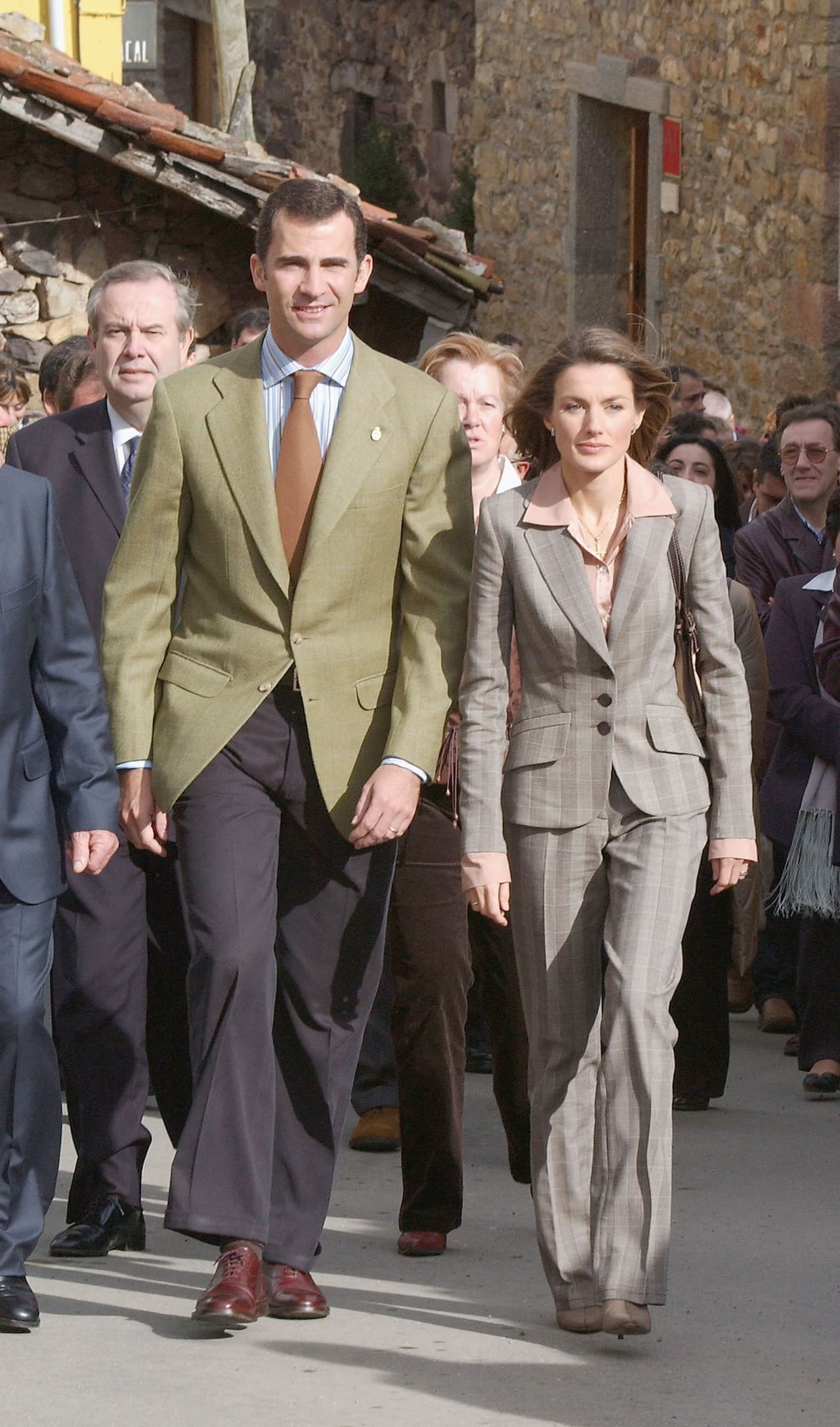 No podemos dejar fuera la historia de Letizia Ortiz, hija de un periodista y una enfermera, quien trabajó para varios medios reconocidos y fue conductora de los noticieros de más audiencia de la televisión española, esto, antes de convertirse en la reina consorte de esa nación. Letizia se había casado anteriormente con Alonso Guerrero Pérez, un profesor de Lengua y Literatura, de quien se divorció en 1999.