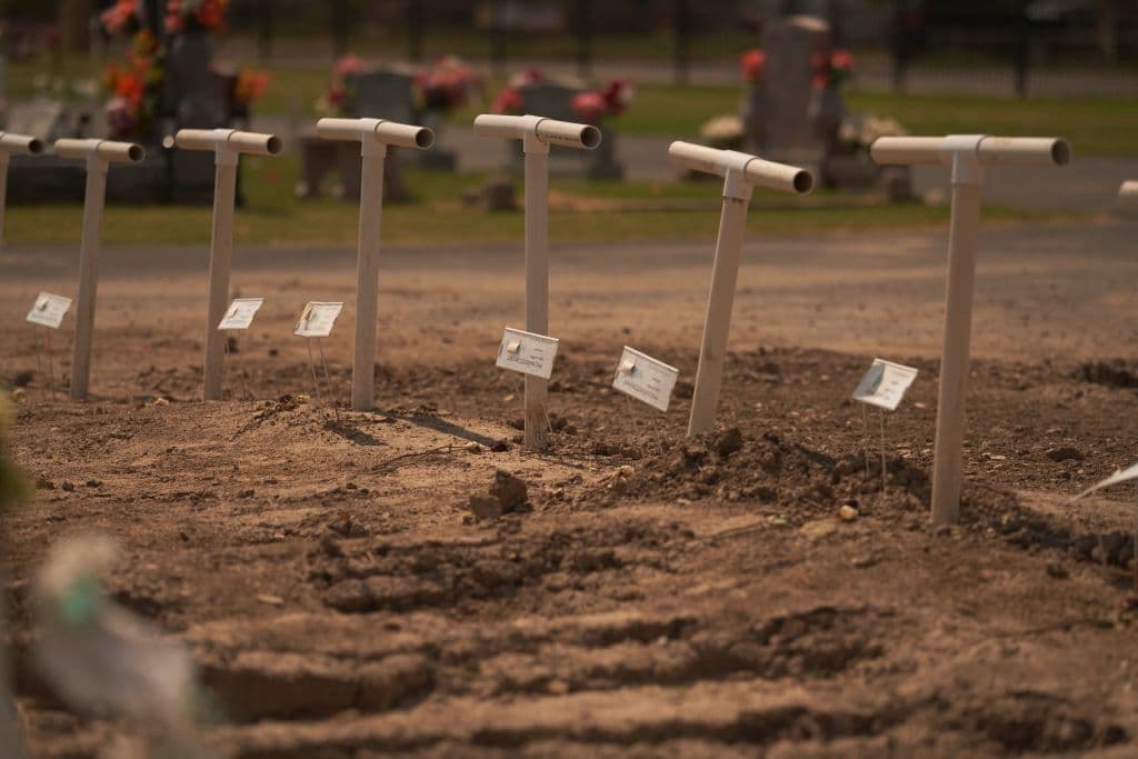 Un esfuerzo de la Universidad Estatal de Texas y las autoridades ha permitido identificar a muchos de los migrantes muertos gracias a huellas dactilares o ADN. El esfuerzo ha reducido las tumbas anónimas en Brooks: de los 119 migrantes encontrados en 2021, 107 fueron identificados. "Pero muchos más mueren y desaparecen sin que nunca los encontremos", dijo a la AFP Eduardo Canales, fundador del Centro de Derechos Humanos del Sur de Texas. "Aquí lo único constante es la muerte", agregó, señalando la densa zona de arbustos a su alrededor.