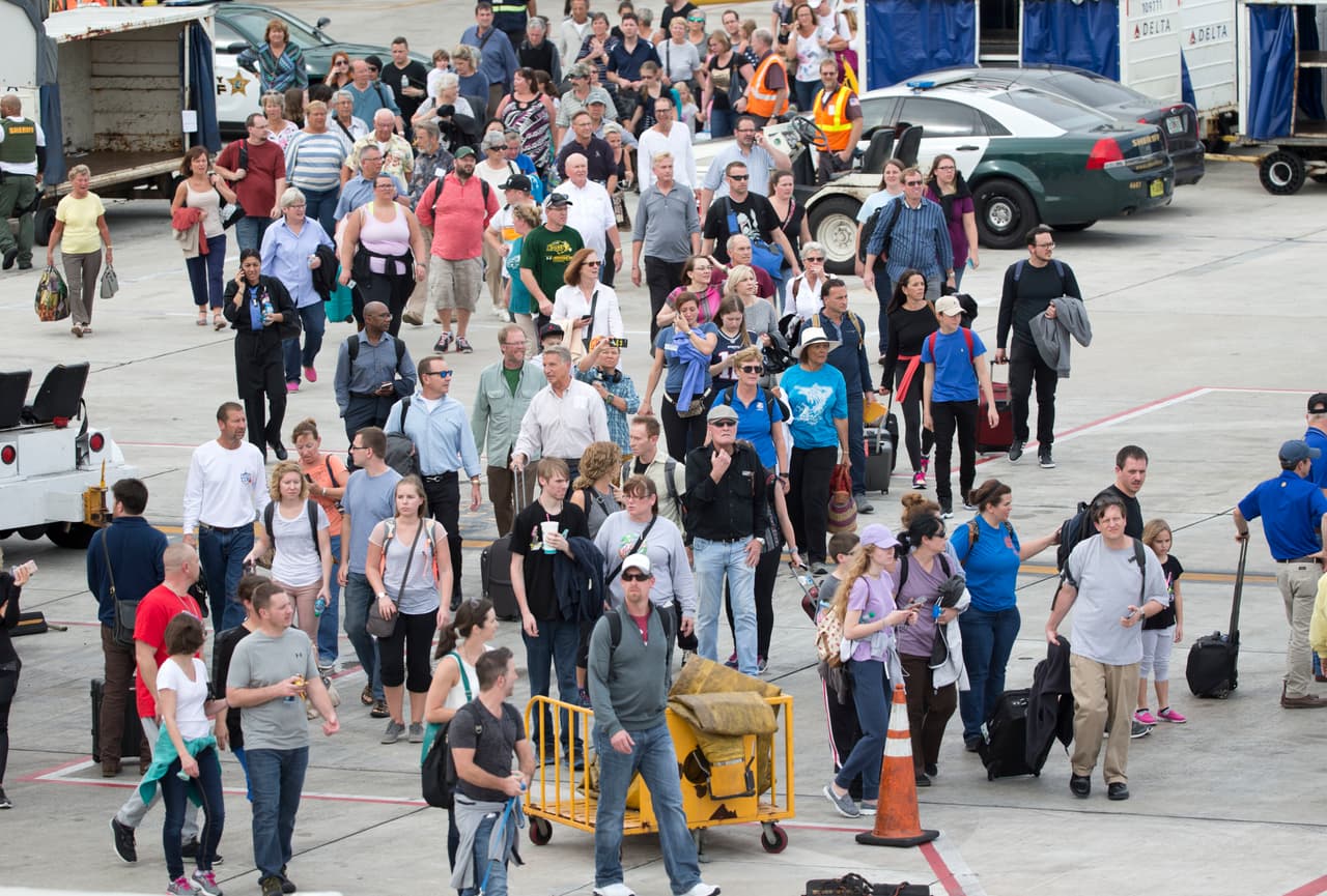 El aeropuerto sigue cerrado mientras las autoridades hacen el levantamiento de la escena del crimen.