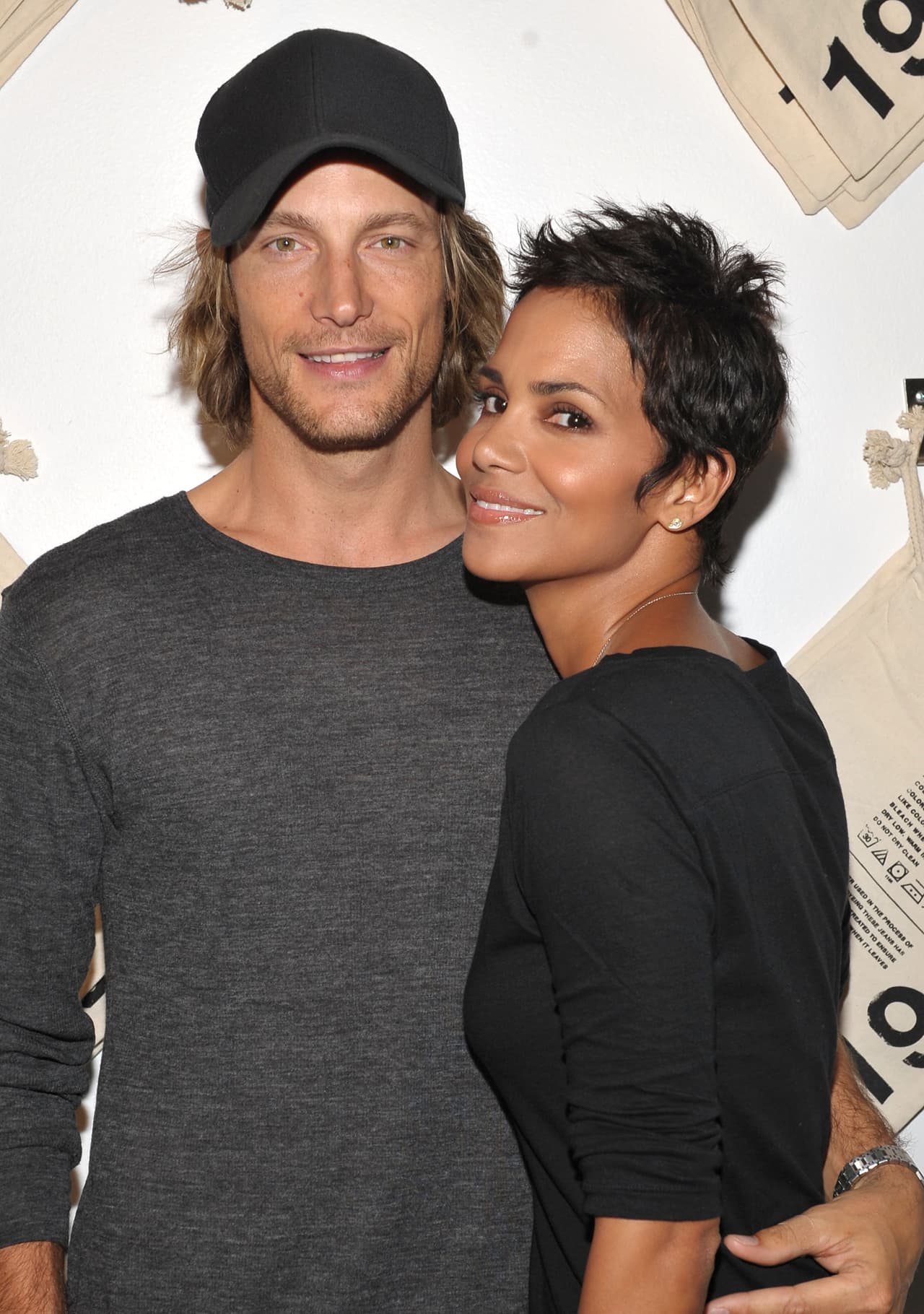 Actress Halle Berry (D) y Gabriel Aubry
