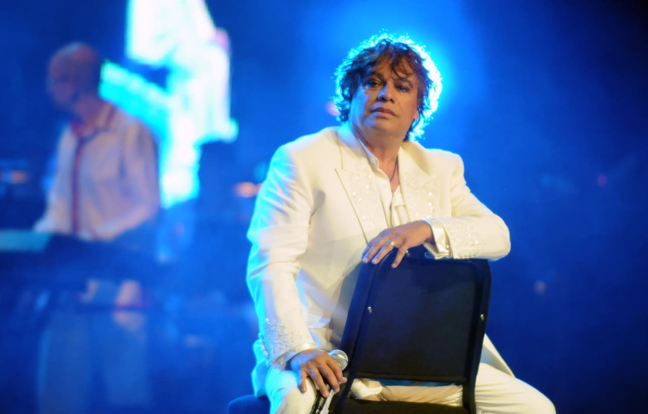 Mientras que el abogado del cantante reveló a varios medios de comunicación que
<b> la idea de creer vivo a Alberto Aguilera es una locura</b>, aunque reconoció que Juan Gabriel vivirá por siempre en los corazones de sus fans.