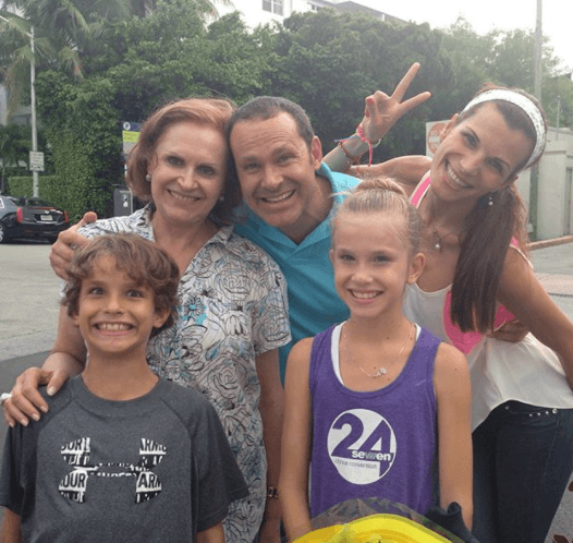 "Sabes que te amo con todo mi corazón, eres mi maestra de vida y estoy feliz de tener a mi lado ", expresó Alan Tacher a su madre Mirella durante el show.