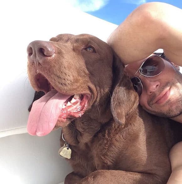 Enrique Iglesias con su adoración, su perrito.