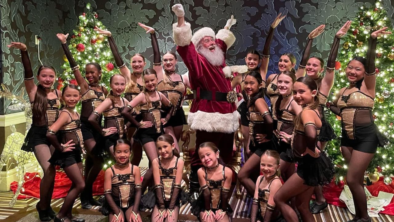 Estas pequeñas estructuras crean un ambiente mágico y encantador, transportando a los visitantes a un mundo de fantasía y diversión. Cada casita está cuidadosamente decorada y llena de detalles que sorprenden a grandes y pequeños por igual.