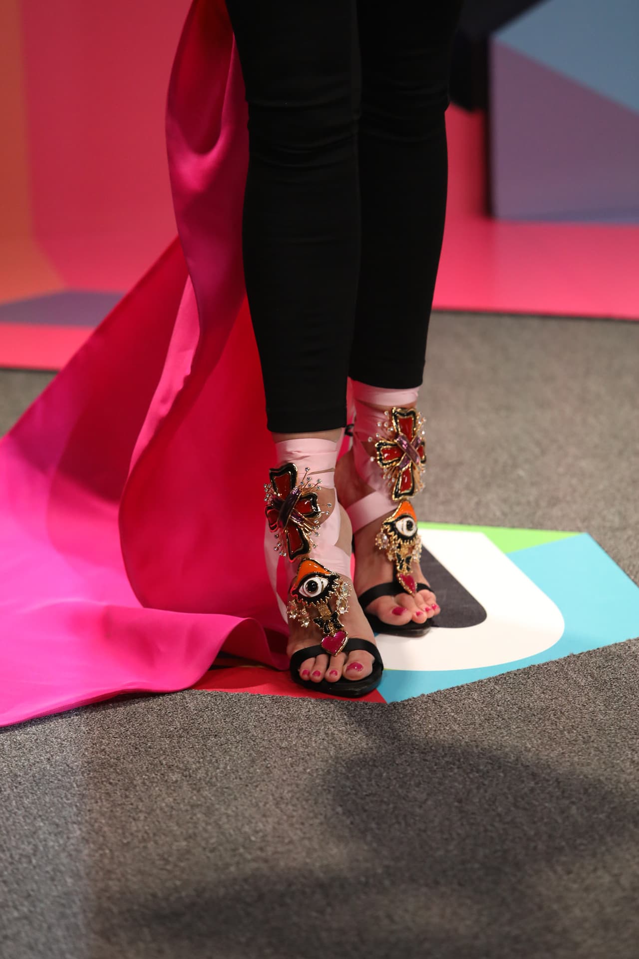 El toque excéntrico que la cantante aplicó en su look fue este diseño de zapatillas.