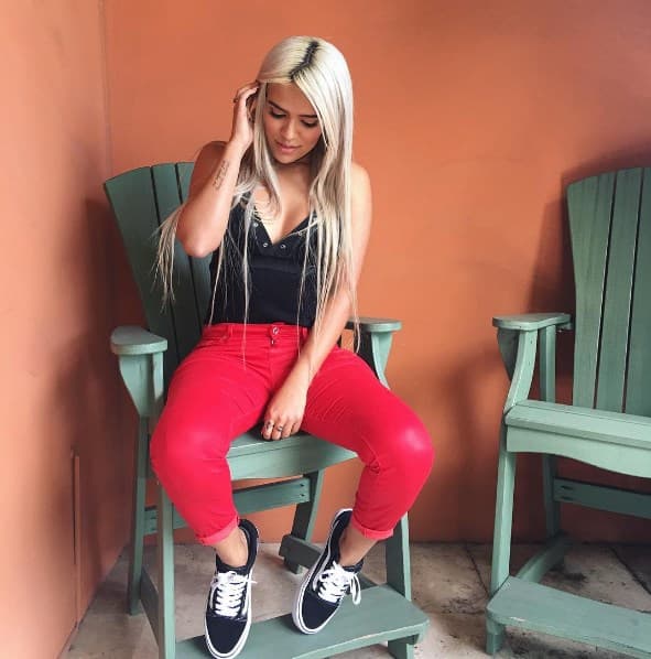 La bella capitana colombiana sopla la velita número 26 este Día de San Valentín.