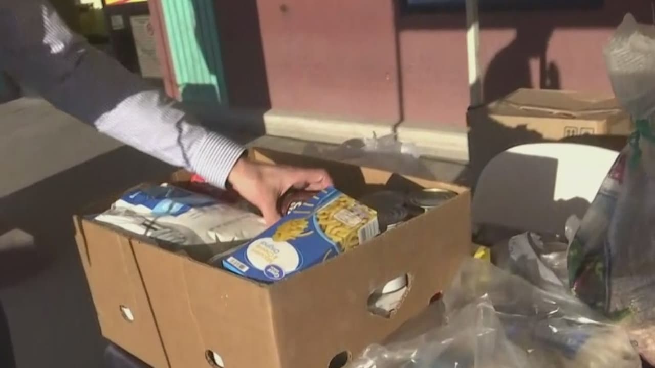 Univision, El Rancho y el Banco de Alimentos de Texas están recolectando productos para entregar a quienes se han visto afectados por la pandemia y por la temporada invernal. Este martes, puedes acercarte al 3220 North Main St, en Fort Worth, hasta las 7:00 pm y entregar tus colaboraciones.