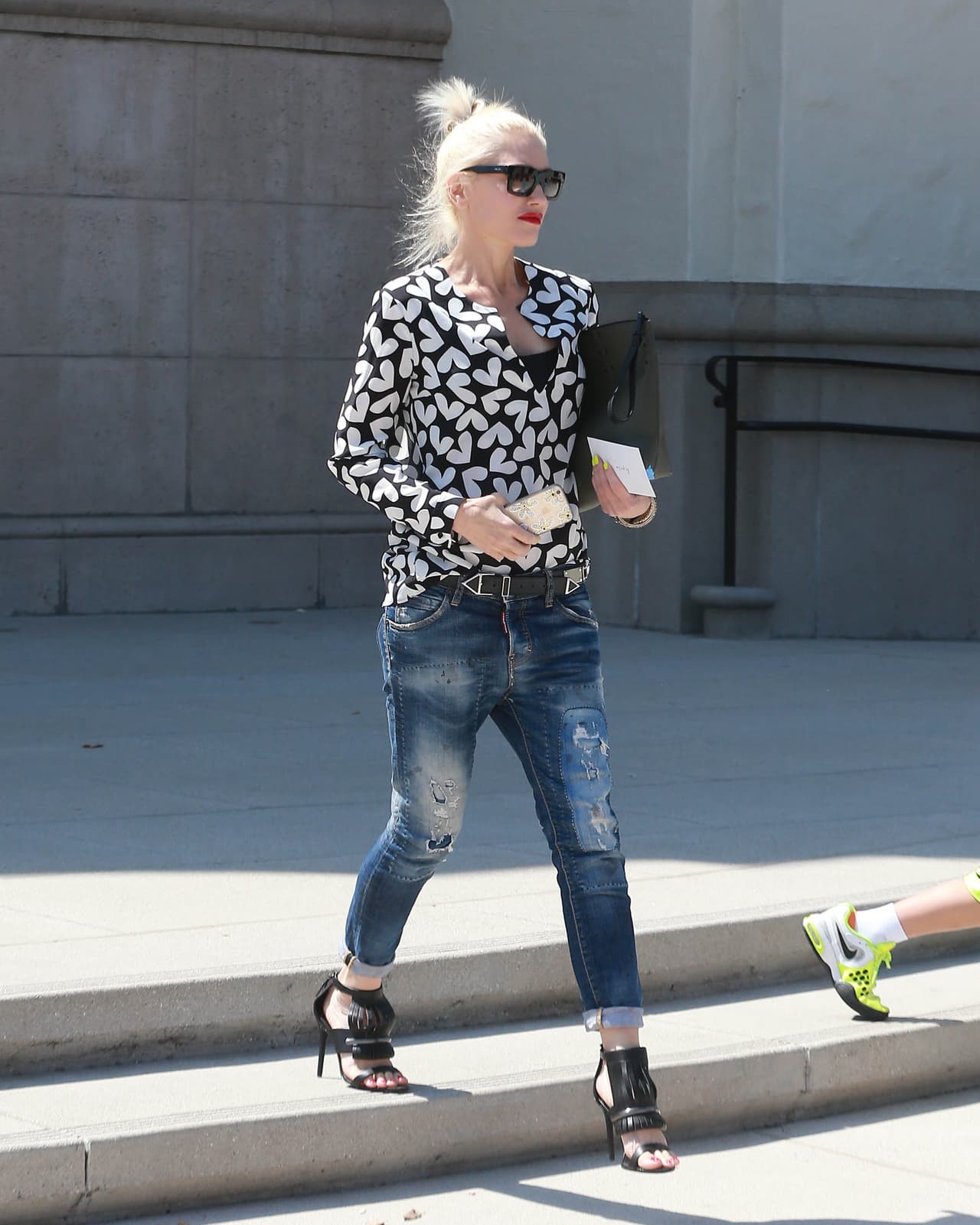 Gwen Stefani tan guapa como siempre. Con este 'outfit' muy casual salió a hacer sus compras, y sus zapatillas fueron el toque perfecto. Es de las mejor vestidas esta semana.