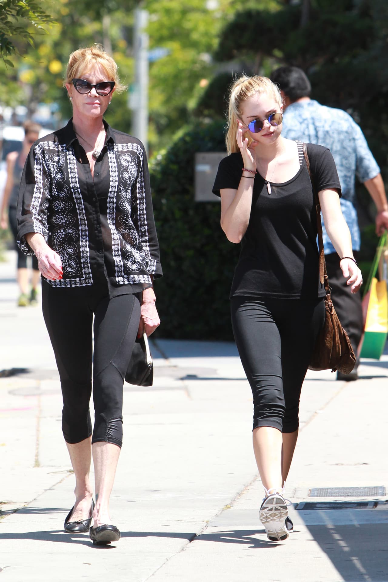Melanie Griffith y Stella Banderas se dejaron ver en las calles con atuendos muy cómodos y relajados. Lo más importante; sin perder es estilo, ¡Hasta se vistieron del mismo color! doble palomita para esta actriz y su hija.