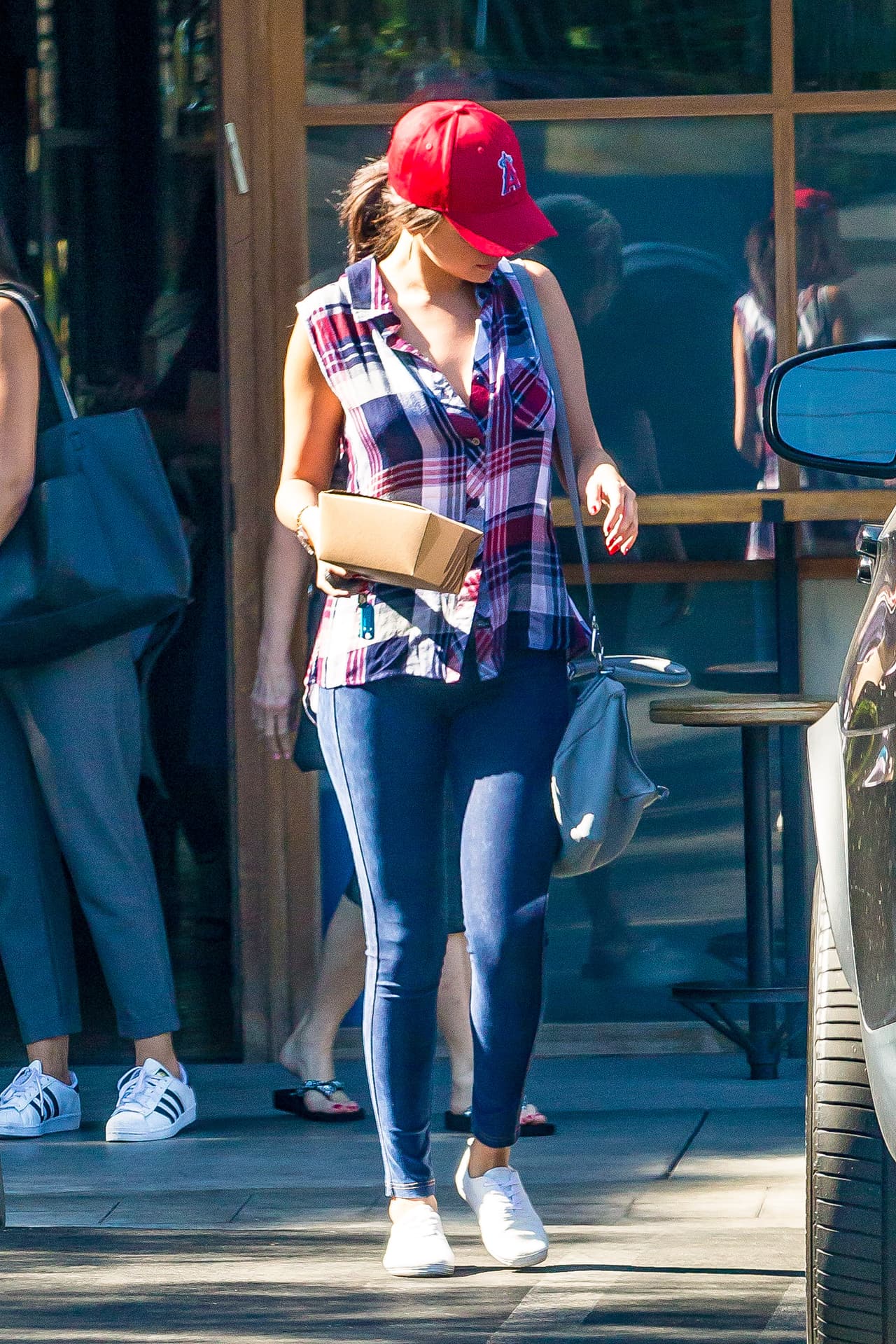 Selena optó por este look súper relajado y cómodo para salir a hacer sus compras. ¡Una estrellita para la cantante!