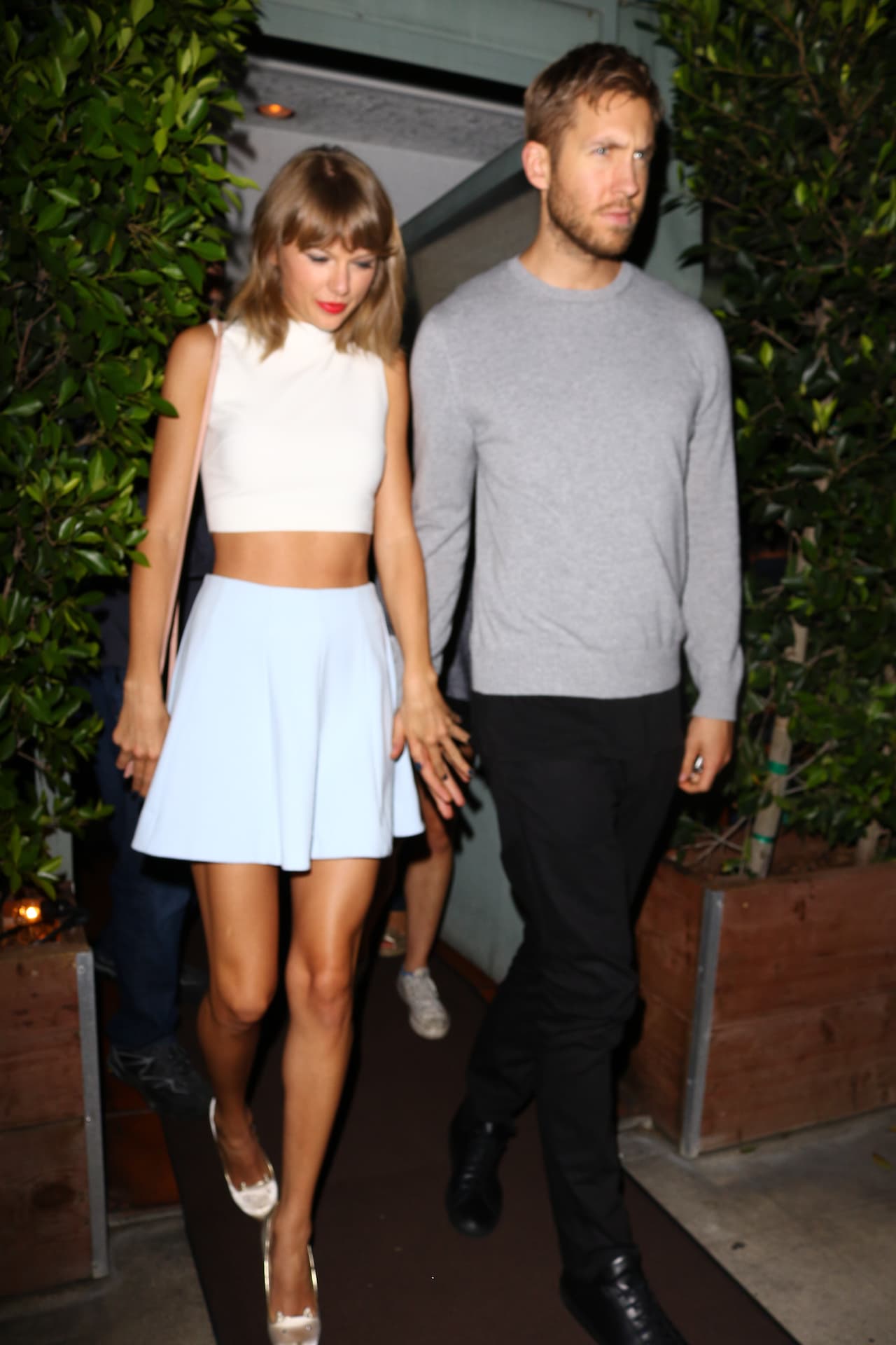 Desde hace meses Taylor esta casada con los 'crop tops' y esta ves así se vistió para salir a cenar. Súper 'chic' y casual. ¡Aprobada!
