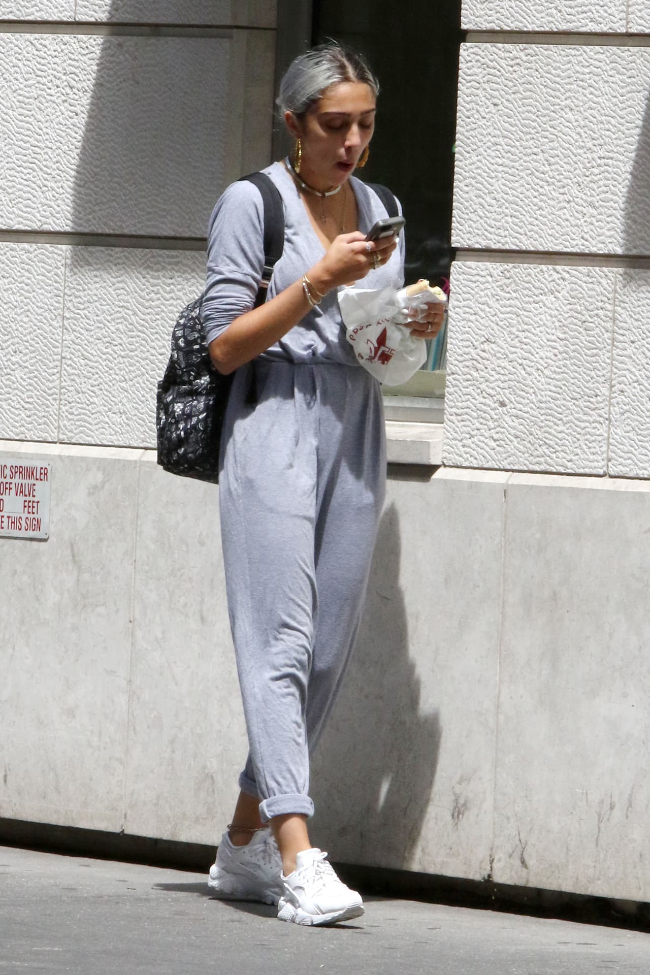 Lourdes, la hija de Madonna, apareció esta semana como una niña regresando a clases con esa mochila y tenis blancos, ¡Ni hablar del horrible 'sporty jumpsuit'!