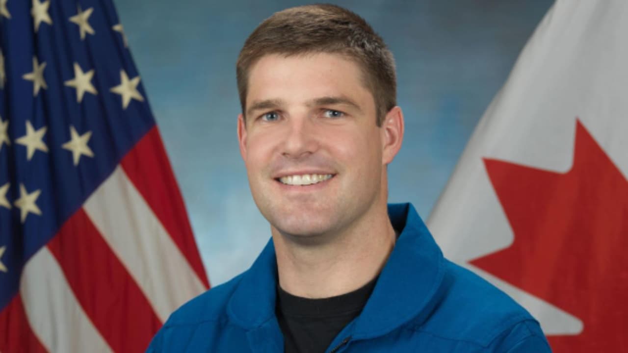 Hansen en su etapa como piloto de combate en Canadá, experiencia que lo llevó a ser seleccionado como astronauta en 2009 y ahora a integrarse a la misión Artemis II.