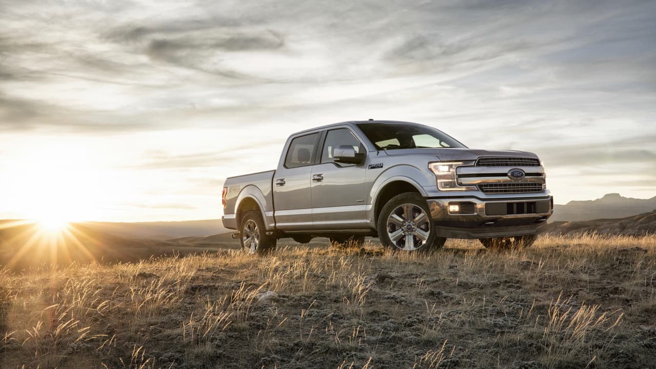 <h3 class="cms-h3-H3">7. Ford F-150 equipada con el motor V6 Ecoboost 2.7 litros.</h3>
<br>
<br>Según la Agencia de Protección Ambiental de Estados Unidos las unidades de la camioneta pickup 
<i>fullsize</i> de Ford equipadas con el motor V6 EcoBoost doble-turbo de 2.7 litros consumen 
<b>19 millas por galón en ciudad</b> y 
<b>25 millas por galón en autopista</b> para un 
<b>promedio combinado de 21 millas por galón</b>, lo que representa un consumo de 4.8 galones de gasolina por cada 100 millas recorridas. El motor Ecoboost 2.7 produce 325 caballos de fuerza y 400 lbs.-pie de torque.