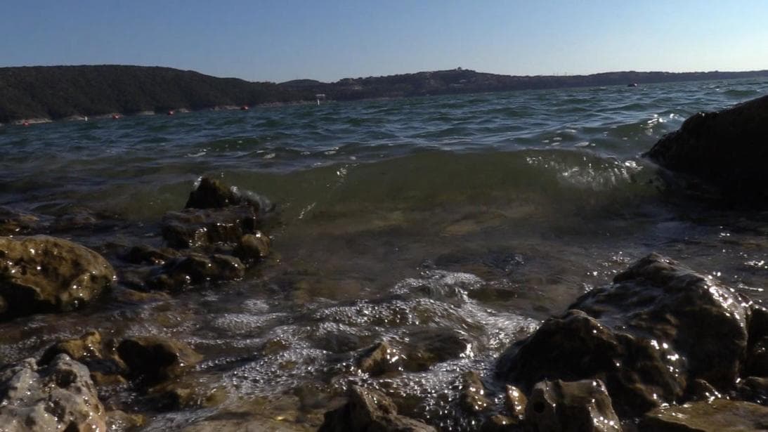 Encuentran cuerpo en lago Travis cerca del lugar donde se vio por última vez a músico desaparecido