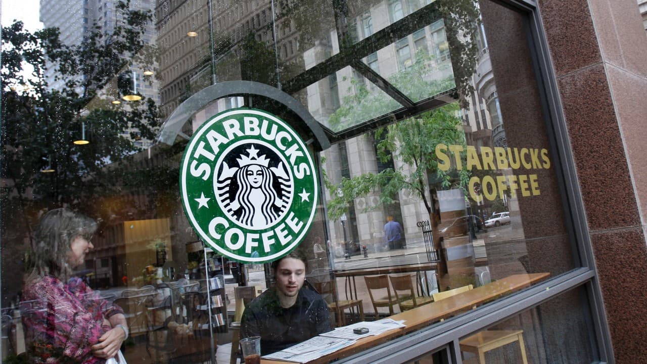 Polémica en Arizona luego que un empleado de Starbucks sacara a seis policías de la tienda