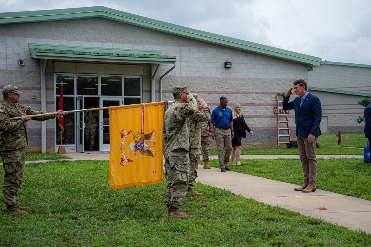 Youngkin anunció el envío de decenas de miembros de la Guardia Nacional de Virginia al punto, “para proteger al país”, pues aseguró que “cada estado es fronterizo” porque el tráfico humano y de drogas, afirma, amenaza la seguridad nacional.