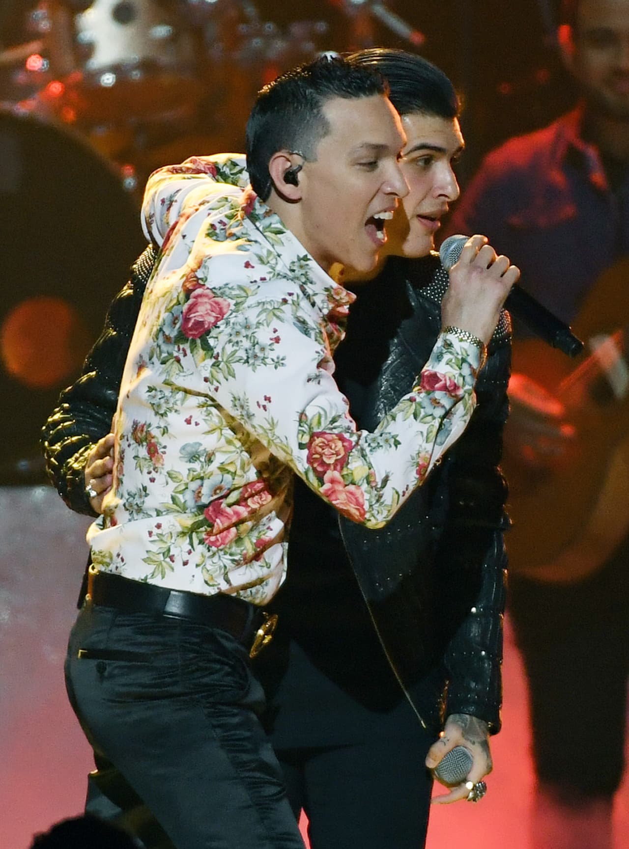 De acuerdo a reportes periodísticos, el evento contó con una asistencia de 9 mil personas. Cuando Javier Rosas estaba en el escenario de repente 
<b><a href="https://www.univision.com/shows/premios-juventud/balacera-en-baile-de-luis-coronel-adriel-favela-y-javier-rosas" target="_blank">comenzó una balacera</a></b>, presuntamente entre el público, que obligó a que la presentación culminara en ese instante.