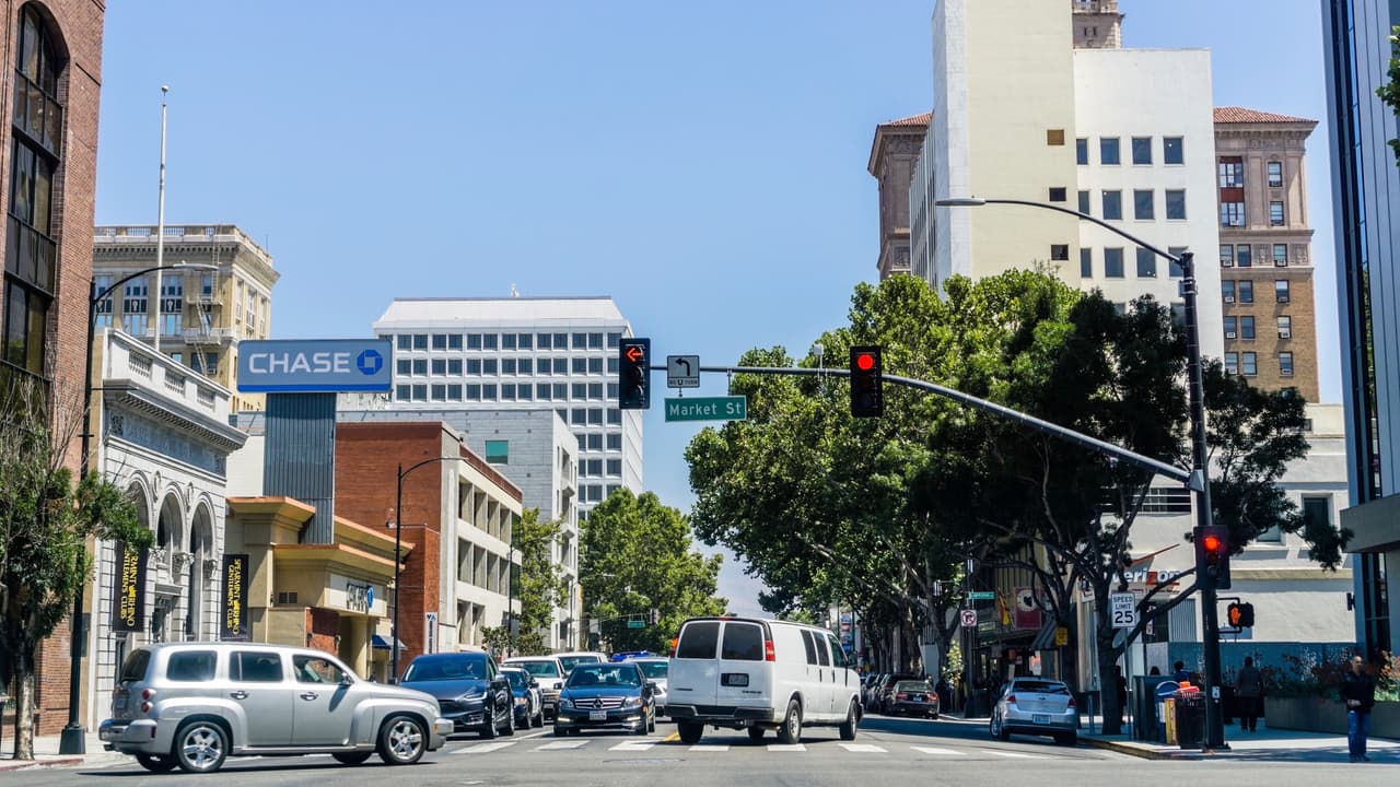 <h3 class="cms-h3-H3">13. San José, California</h3>
<br>Costo de propiedad y mantenimiento: 
<b>96</b>
<br>Tráfico e infraestructura: 
<b>72</b>
<br>Seguridad: 
<b>13</b>
<br>Acceso a vehículos y a su mantenimiento: 69
<br>Dato curioso:
<b> San José el la tercera ciudad con el combustible más caro en todo Estados Unidos.</b>