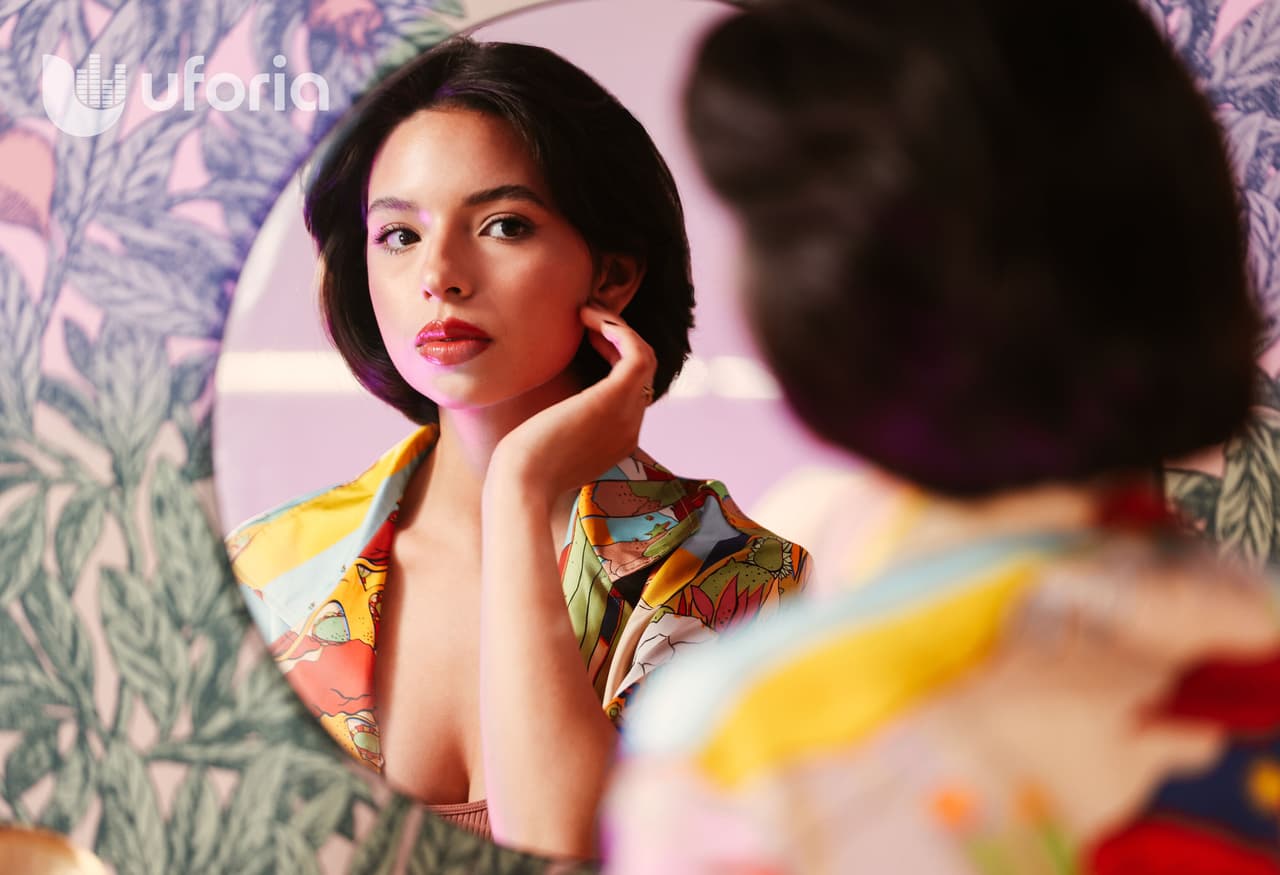 En entrevista exclusiva, ´Angela Aguilar nos contó que recuerda muchos momentos con sus abuelos, y en especial resalta que
<a href="https://www.univision.com/famosos/angela-aguilar-flor-silvestre-homenajes-abuela">su abuela Flor Silvestre le enseñó a cuidar su apariencia</a>, por eso Angela no sale sin lipstick de la casa.