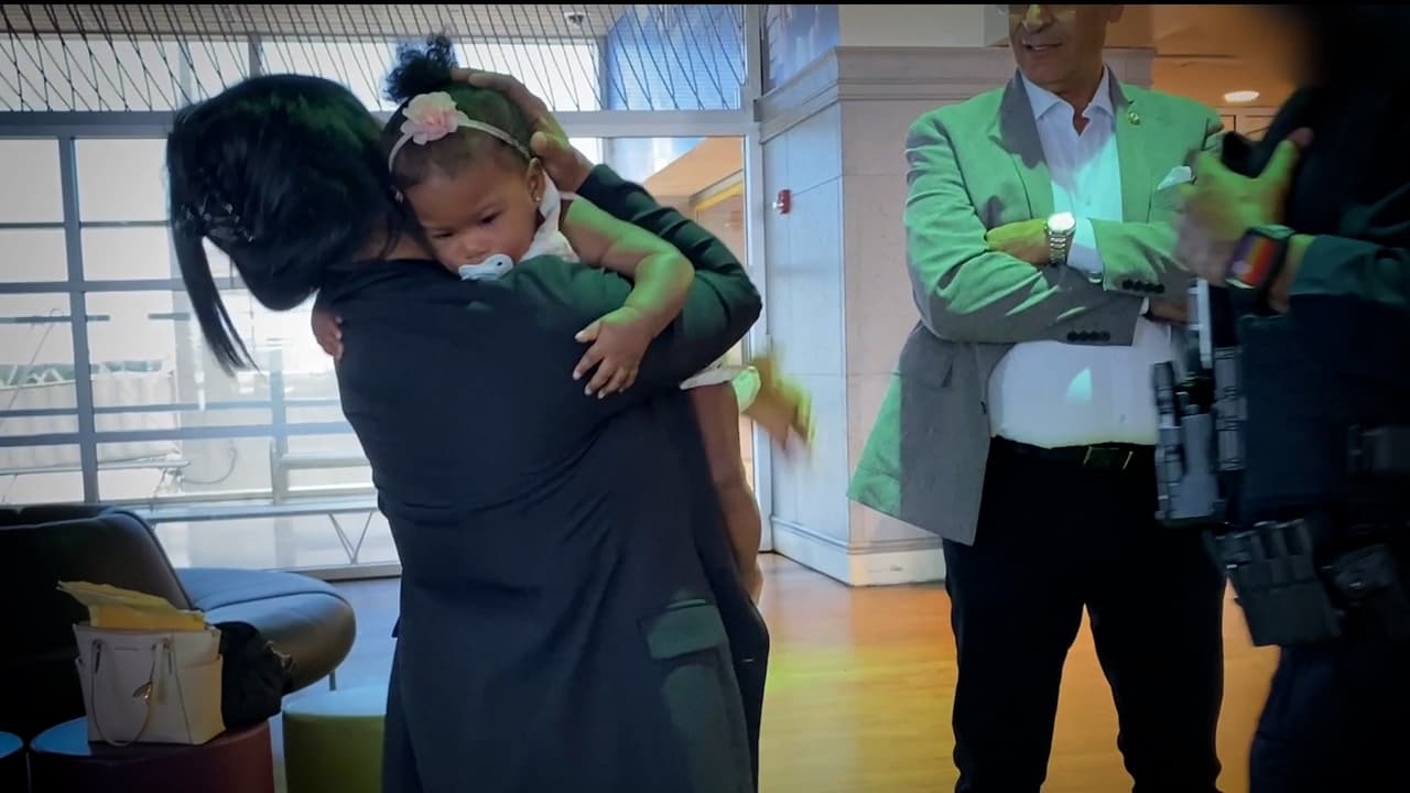 La madre de la niña durmió mal, comió poco, reclamó incesantemente a las autoridades y estuvo desorientada, pero afortunadamente encontró ayuda de dos concejales de Paterson: Álex Méndez y Luis Vélez.
<br>