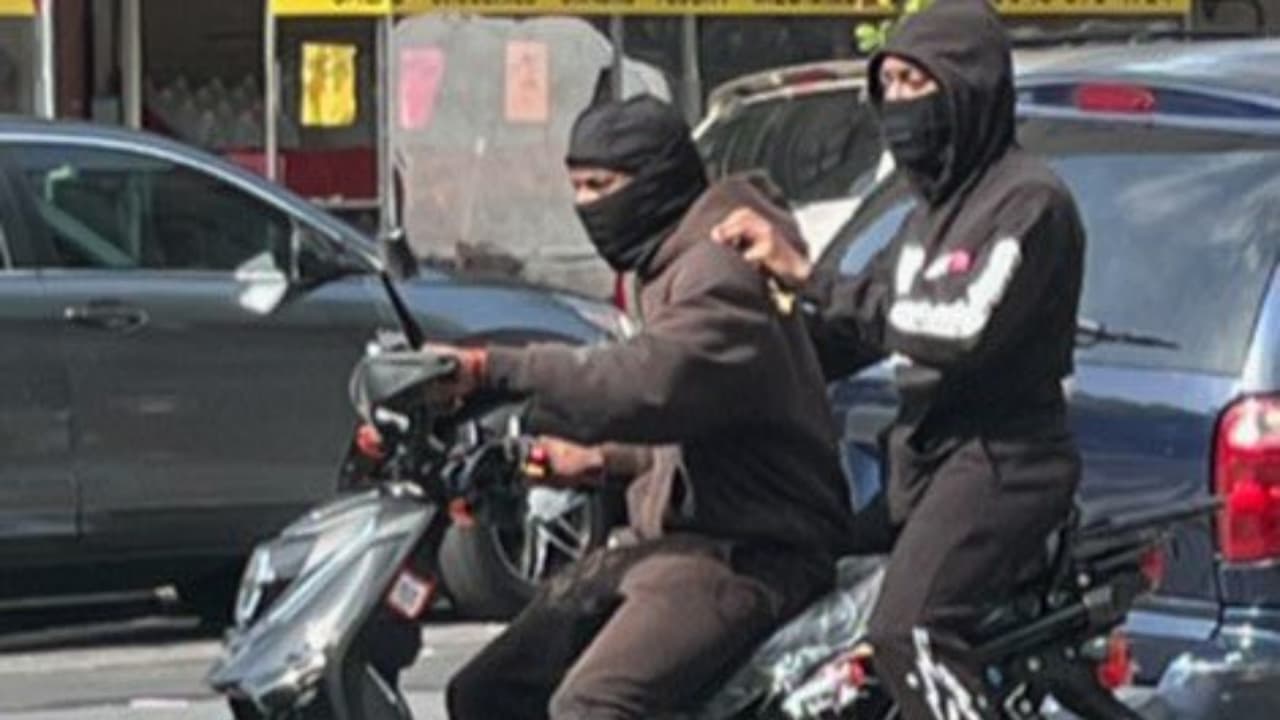 Mantente alerta: estos dos encapuchados roban en las calles del Bronx