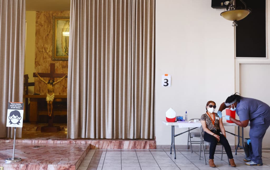 Qué son y qué argumentan las "excepciones religiosas" que permiten evadir la vacuna contra el covid-19