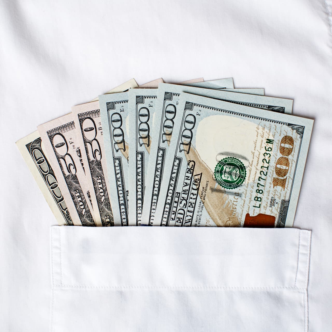 Quieres hacer muchas cosas y cada una de ellas requiere dinero: vacaciones, viajes, compras. Pon los pies sobre la tierra, organízate, estudia tu economía, no te endeudes por gusto y pon en orden tus prioridades. Así lograrás tus objetivos. Estás en el ciclo de las reconciliaciones y si lo aprovechas bien, te sentirás más satisfecho con tu vida amorosa tanto si estás soltero como buscando una relación estable.