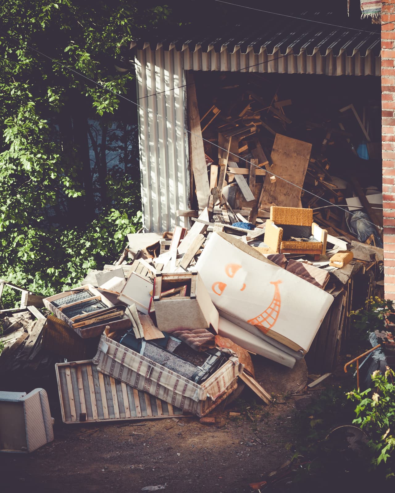 Peligros que debes evitar: Los atolladeros de artículos inservibles, llenar la casa de objetos que debes eliminar, el apego a cosas materiales que impiden el flujo de la energía en tu hogar.