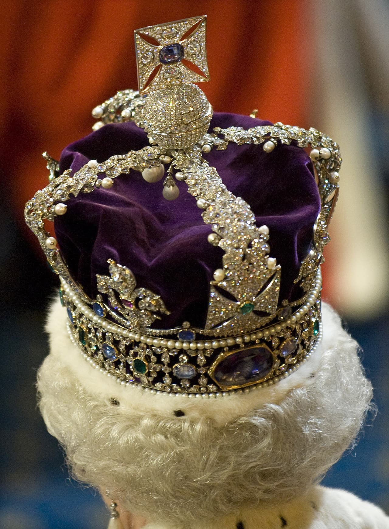 La corona imperial del Estado es otra de las joyas reales que se utilizaron ese día y en la actualidad todavía la luce en algunos eventos formales. La corona se realizó para su padre en 1937 y está compuesta por 2, 868 diamantes, 17 zafiros, 11 esmeraldas, cientos de perlas y un gran rubí.