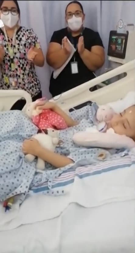 Tras varios estudios, los doctores le diagnosticaron encefalitis autoinmune, una afección de todo el sistema nervioso central, por lo que tuvieron que alimentarla por sonda. A pesar de este clima adverso, el día que la niña cumplió 4 años, todo el personal médico le hizo un pequeño festejo para que no se sintiera sola. 
<br>