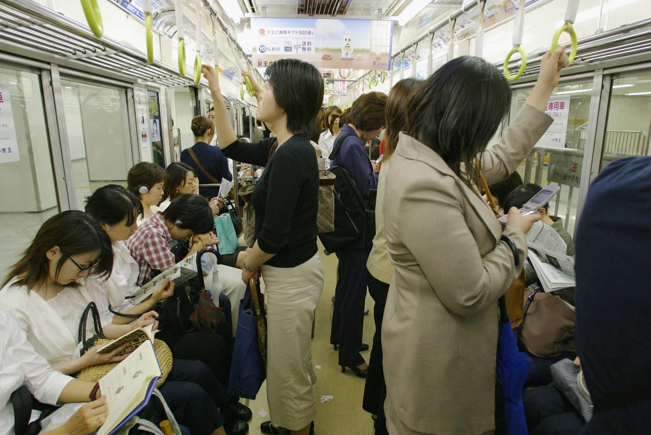 Ahora deberás hacer un cambio en la línea este-oeste y seguir hasta la estación Takada en Baba. Ya que estés allí, continúa hasta la plataforma Seibu Shinjuku. Supuestamente debes encontrar otro plato con sal sobre unas gradas. Nuevamente hay que patear y deshacerse de la ofrenda.