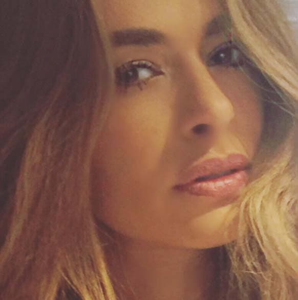 Canela en polvo mezclada con vaselina tiene los mismos efectos que el exfoliante anterior. No dudes en probarlo para conseguir unos labios nutridos como los de Galilea Montijo.